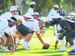 Team rice. El equipo que es liderado por el ex receptor de los 49ers entrena en un parque en Honolulu, Hawaii. AP /