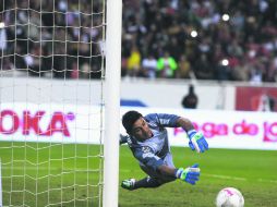 Óscar Ustari detuvo el penalti que cobró Eduardo Herrera, lo que provocó que el Jalisco se convirtiera en un manicomio. EL INFORMADOR / M. Vargas
