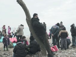 Turquía. Migrantes esperan su turno para viajar a la isla griega Lesbos, cerca de Ayvacik. AP /