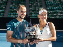 Soares y Vesnina posan con su trofeo. EFE / F. Singer