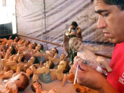 La técnica artesanal comienza desde encontrar la cola que se utiliza para darle resistencia al yeso. NTX / ARCHIVO