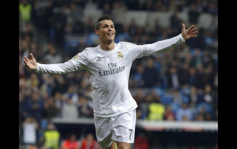 Cristiano Ronaldo festeja uno de los tres goles que anotó en el Bernabéu. EFE / P. Campos