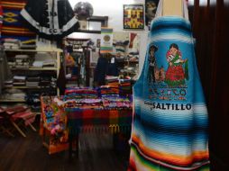 El sarape, que en náhuatl significa manta para cubrir, es usado de diferentes formas, ya sea como cobija o colcha. NTX / J. Pérez