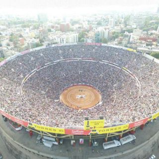 Antitaurinos se manifiestan en la Plaza México
