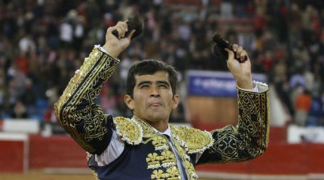 El torero mexicano Joselito Adame celebra tras cortar dos orejas durante el mano a mano. EFE / M. Guzmán