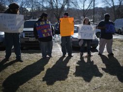 En Council Bluffs, Iowa, manifestantes exhiben pancartas contra el candidato republicano Donald Trump. AFP / C. Furlong