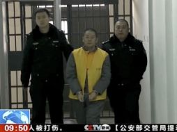 Ding Ning, propietario del sitio, es escoltado por policías. AP /