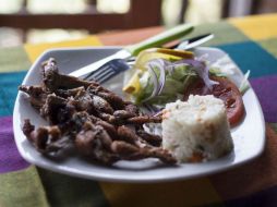 Muchas personas con enfermedades crónico-degenerativas ponen en riesgo su salud al comer platillos con altos contenidos calóricos. EL INFORMADOR / ARCHIVO