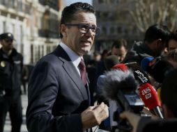 El portavoz, Vives responde a las preguntas de los periodistas sobre los dirigentes azulgranas. EFE / Mariscal