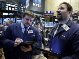 Durante los primeros minutos de transacciones de este lunes, el Dow Jones bajaba 109.23 puntos (-0.66 por ciento). AP / ARCHIVO