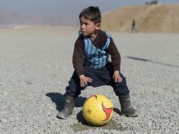 A la espera de reunirse con su ídolo, Murtaza sigue haciéndose fotos con su famosa camiseta. AFP / S. Marai