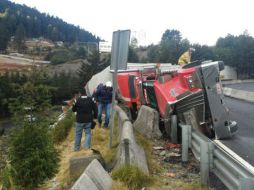 El conductor que cayó, falleció con el impacto. TWITTER / @luismiguelbaraa