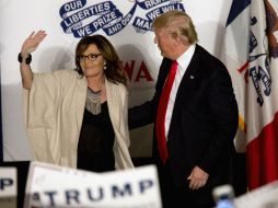 Previo al caucus, Trump mantiene un evento en un hotel de Cedar Rapids, Iowa, donde fue presentado por Sarah Palin. AP / M. Altaffer