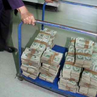 Aseguran en el AICM más de 294 mil dólares falsos