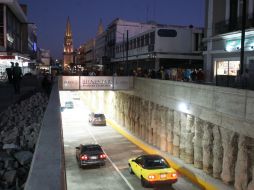 Los primeros vehículos comienzan a transitar por los dos carriles del túnel. EL INFORMADOR / A. Hinojosa