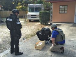 Los agentes, junto con expertos en explosivos del FBI ejecutaron una orden de cateo en la casa de Ramos. AP /