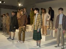 Castro enseñó una propuesta estilo 'vintage' y Vélez optó por una elegante colección para la próxima temporada otoño-invierno. EFE / M. Rajmil