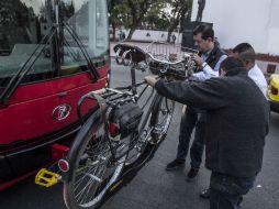 Rodolfo Guadalajara, director de Siteur, ayuda a colocar una bicicleta en el soporte especial con el que cuentan los nuevos trolebuses. EL INFORMADOR / R. Tamayo