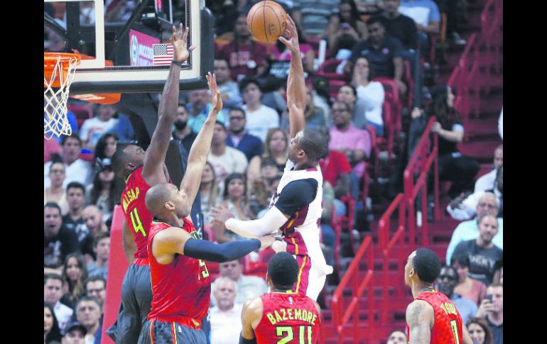 Dwyane Wade. El jugador del Heat de Miami se levanta para encestar durante el partido del domingo pasado ante Hawks. AFP /