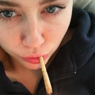 Miley Cyrus comparte en redes su gusto por la mariguana