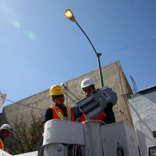 Reanudan instalación de luminarias en El Santuario y Analco