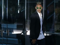 Neymar salió sin brindar detalles, pero su padre indicó que su posición no ha cambiado. AP / F. Seco