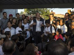 Alfaro pide a los comerciantes no invadir banquetas, ni cocheras de los vecinos y recoger la basura al retirarse. EL INFORMADOR / R. Tamayo