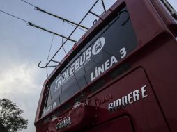 El operador del trolebús debe activar un mecanismo para desconectar las cañas de las catenarias y circular con el motor a diesel. EL INFORMADOR / ARCHIVO