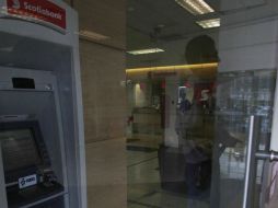 Entre las medidas que están tomando destaca la colocación de anfitriones que identifiquen a las personas que asisten al banco. EL INFORMADOR / ARCHIVO