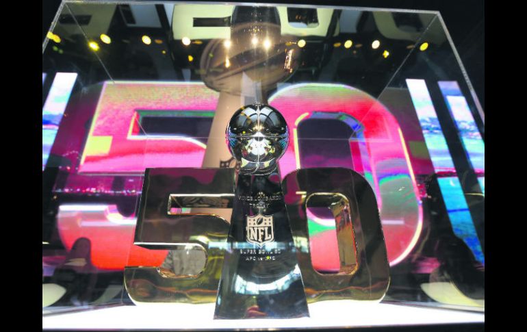 El trofeo que se llevará el campeón del Super Bowl 50 el próximo domingo es exhibido en el NFL Experience. AP / D. Phillip