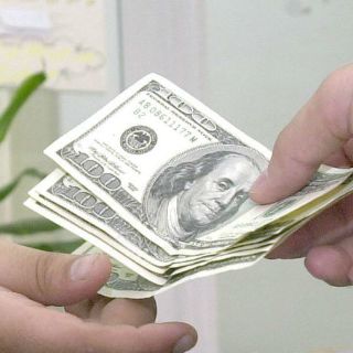 Dólar baja a 18.65 pesos en bancos de la capital mexicana