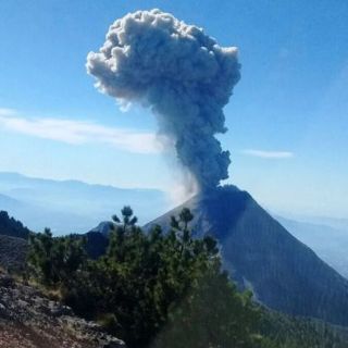 Volcán El Colima exhala fumarola de dos kilómetros