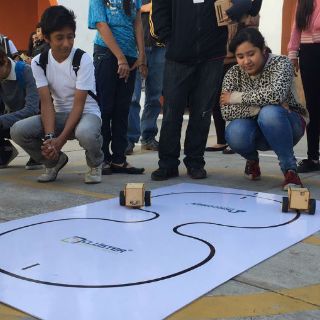 Jóvenes tapatíos crean, arman y producen más de 40 robots