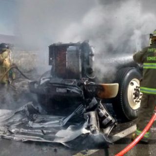 Cabina de torton y pastizal se incendian en Poncitlán