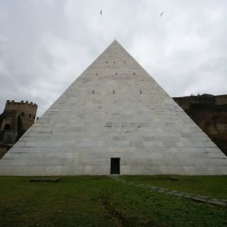 Limpian pirámide de dos mil años en Roma