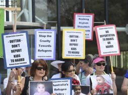 Organizadionces de DH exhrotan al gobierno que permita la permanencia de los refugiados, mayoría niños y bebés. EFE / M. Tsickas