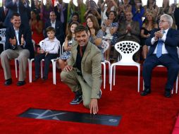'Esta estrella es para ellos. Yo no he hecho nada, ellos son mis héroes', expresó el cantante en el Paseo de la Fama de Puerto Rico. EFE / T. Llorca