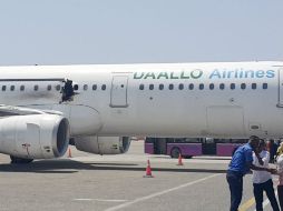 Las imágenes del avión muestran un agujero de aproximadamente un metro de diámetro en el fuselaje. AP /