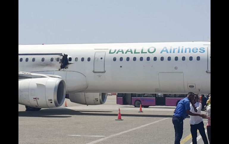 Las imágenes del avión muestran un agujero de aproximadamente un metro de diámetro en el fuselaje. AP /