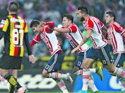 Poco antes de terminar el primer tiempo, Ángel Zaldívar (centro) marcó para dar la ventaja a Chivas, que a la postre fue definitiva. MEXSPORT /
