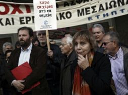 Periodistas griegos se manifiestan frente al Ministerio de Trabajo en Atenas. EFE / Y. Kolesidis