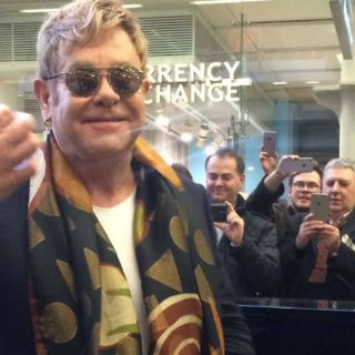 Elton John toca el piano por sorpresa en estación londinense