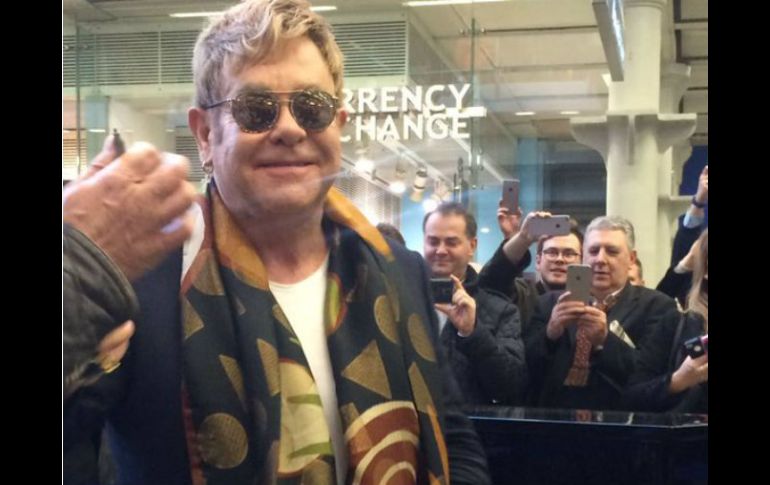 Tras interpretar varios acordes ante las personas que se congregaron en la estación, John da las gracias y abandona el edificio. TWITTER / @UKfilmredcarpet