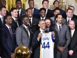 El equipo entregó a Obama la tradicional camiseta con el número 44. AFP / M. Ngan