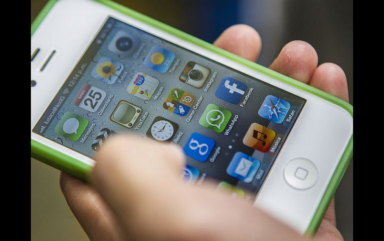 La app funcionaría mediante el control de correos electrónicos, redes sociales y llamadas para detectar peligros. EL INFORMADOR / ARCHIVO