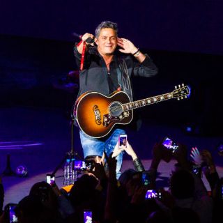 Alejandro Sanz endulza a sus fans tapatíos