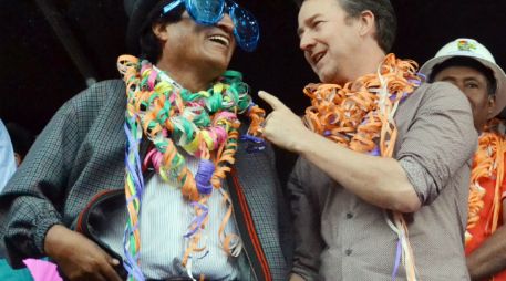 Norton asistió en La Paz al ritual indígena conocido como 'Challa' encabezado por Morales. AFP / A. Raldes
