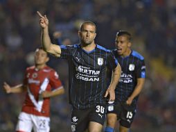 Emanuel Villa anotó el primer tanto por la vía del penal. MEXSPORT / I. Ortiz