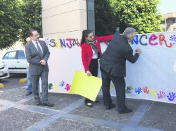 Al finalizar la marcha, los participantes firmaron una manta con un compromiso personal en la lucha contra el cáncer. EL INFORMADOR / K. Gómez