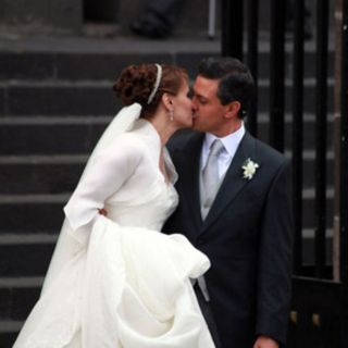 Reportaje destapa lío canónico tras la boda de Peña Nieto-Rivera